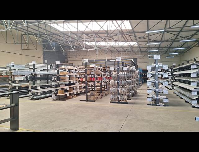 1,400M² WAREHOUSE TO LET IN RIVERSIDE PARK
