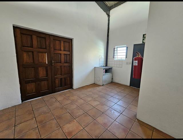 218M² SHOWROOM TO LET IN KYA SANDS