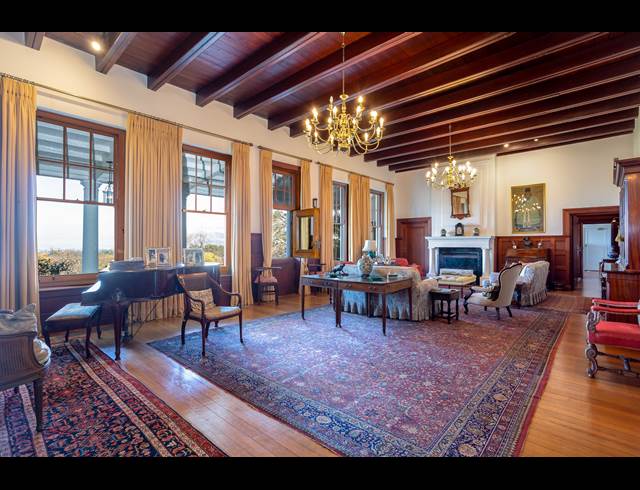 5 BEDROOM FREESTANDING TO LET IN CONSTANTIA