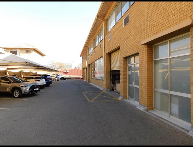 400M² OFFICE TO LET IN STRIJDOMPARK