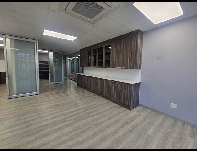 363M² OFFICE TO LET IN LYME PARK