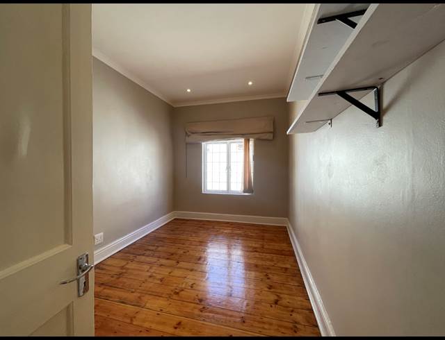 220M² BUILDING TO LET IN SEA POINT