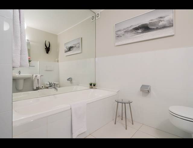 2 BEDROOM APARTMENT TO LET IN BANTRY BAY