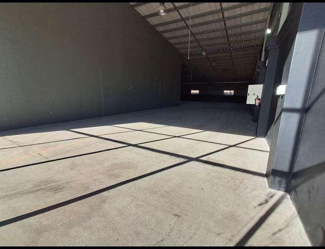 2,248M² SHOWROOM TO LET IN DUNCANVILLE