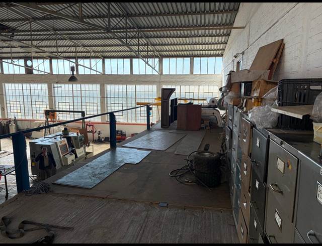 1,000M² WAREHOUSE TO LET IN ROBERTSHAM