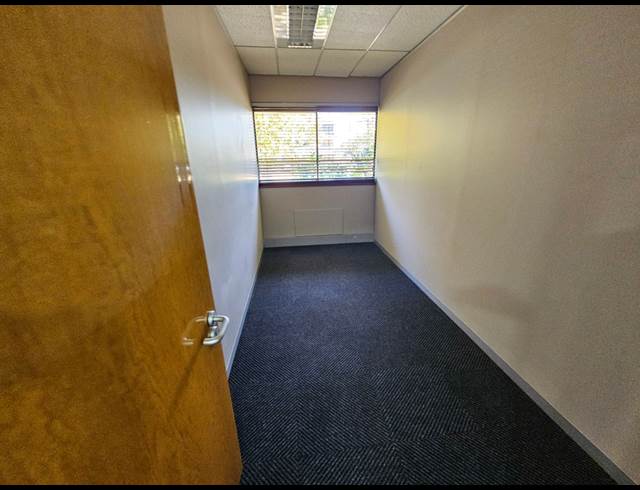 1,036M² OFFICE TO LET IN PINELANDS