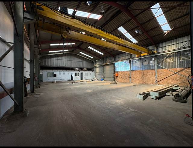 950M² WAREHOUSE TO LET IN KNIGHTS