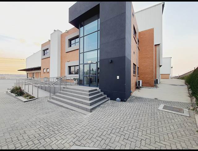 8,470M² WAREHOUSE TO LET IN LINBRO PARK