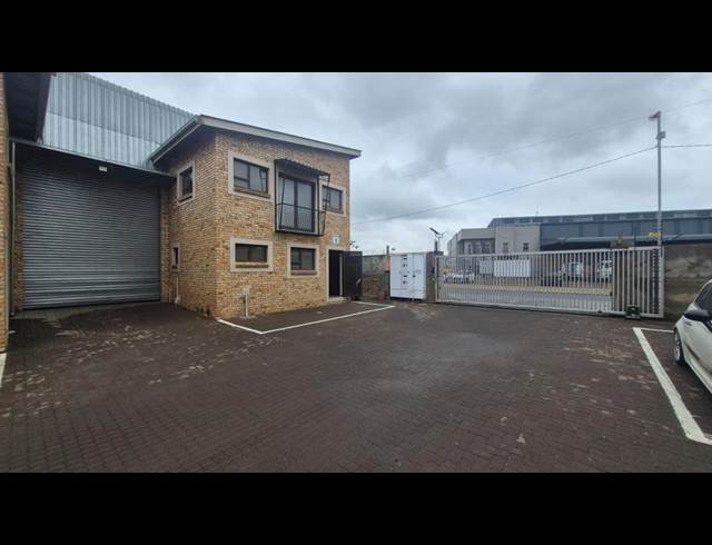 290M² WAREHOUSE TO LET IN APEX