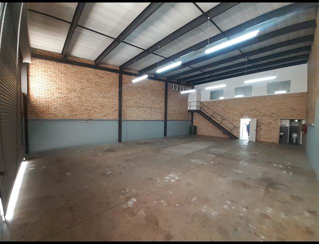 250M² WAREHOUSE TO LET IN CHAMDOR