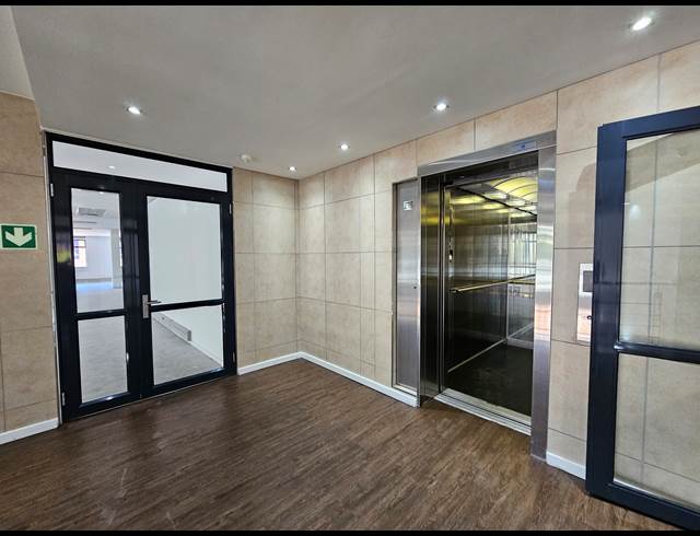 400M² OFFICE TO LET IN PLATTEKLOOF