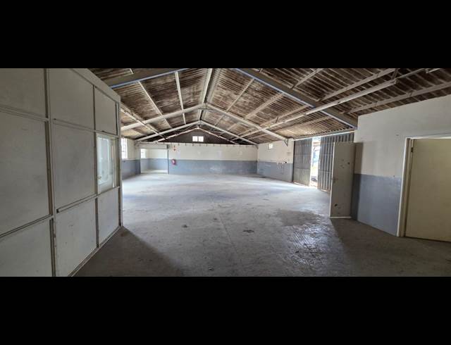 242M² WAREHOUSE TO LET IN WELLINGTON CENTRAL