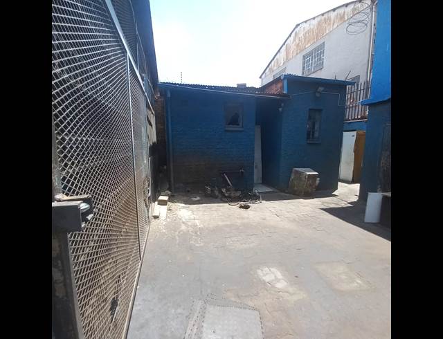 280M² WAREHOUSE TO LET IN CITY & SUBURBAN