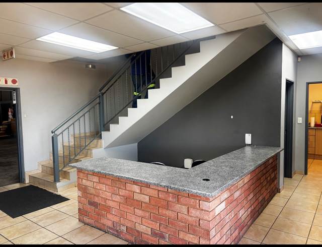 105M² BUILDING TO LET IN FOURWAYS