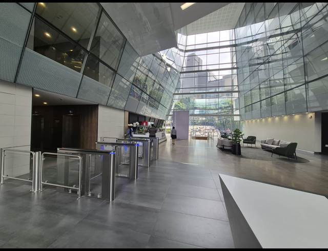 1,752M² OFFICE TO LET IN SANDHURST