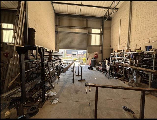 684M² WAREHOUSE TO LET IN STIKLAND INDUSTRIAL