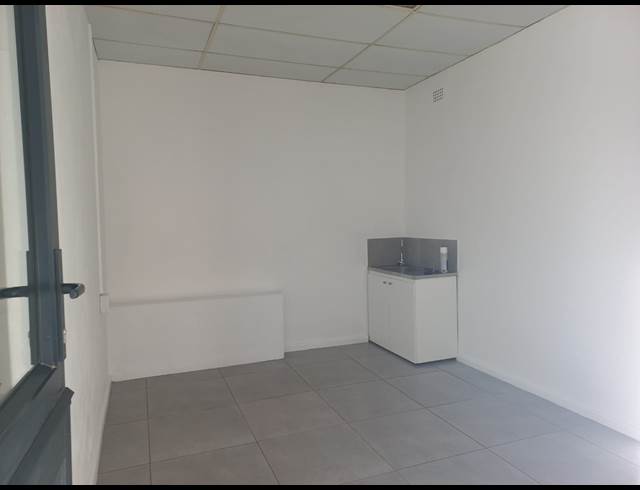 Retail property to rent in WORCESTER CENTRAL