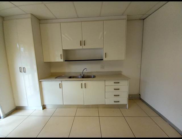 526M² OFFICE TO LET IN BRYANSTON