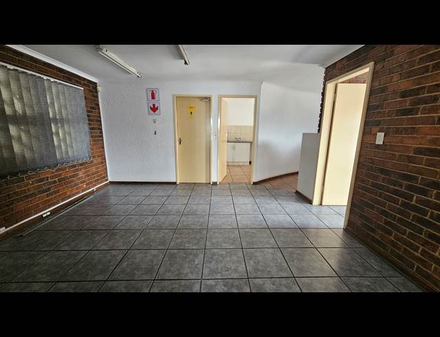 1,100M² WAREHOUSE TO LET IN HUGHES