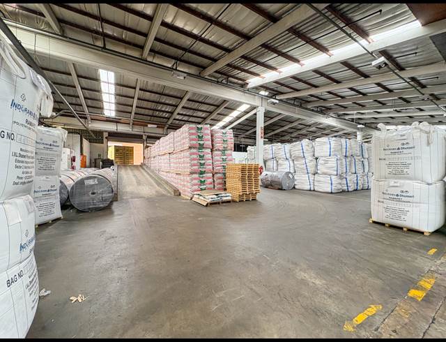 1,639M² WAREHOUSE TO LET IN NEW GERMANY