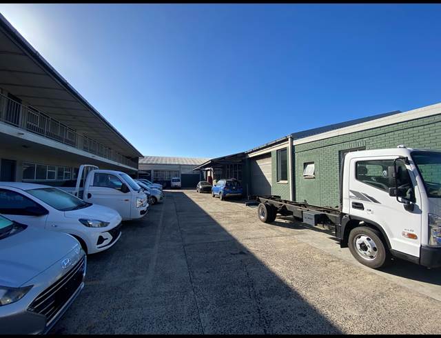 1,903M² SHOWROOM TO LET IN PAARDEN EILAND