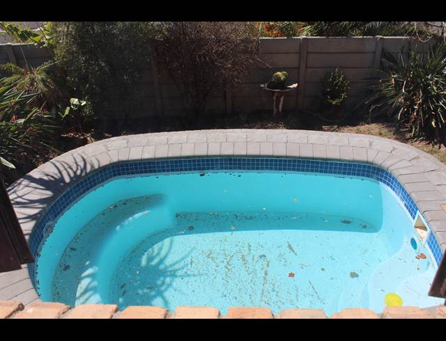 2 bed property to rent in VAN RIEBEECK PARK