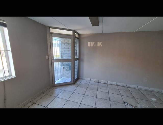 392M² WAREHOUSE TO LET IN KILLARNEY GARDENS