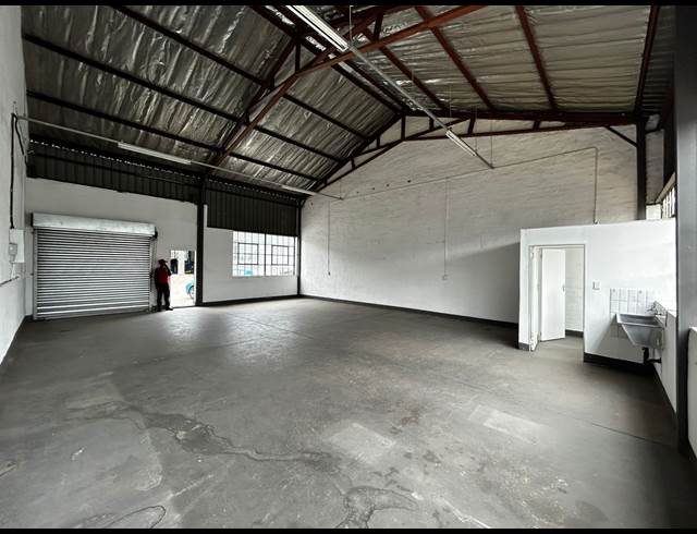 108M² WAREHOUSE TO LET IN WYNBERG