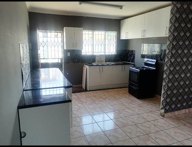 2 bed property to rent in CROWN GARDENS