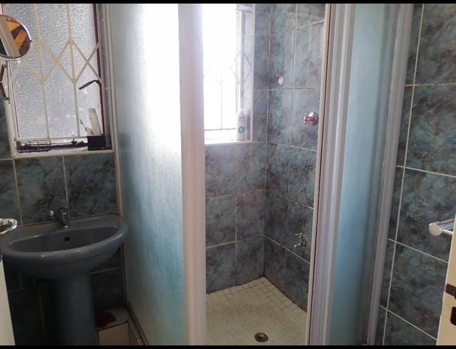 2 bed property to rent in CROWN GARDENS