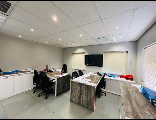 206M² OFFICE TO LET IN VORNA VALLEY