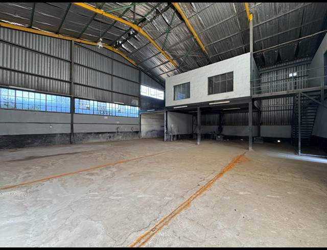 249M² WAREHOUSE TO LET IN MANUFACTA