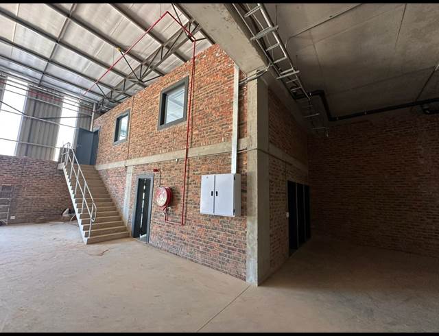 538M² WAREHOUSE TO LET IN LANSERIA
