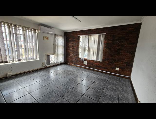 1,100M² WAREHOUSE TO LET IN HUGHES