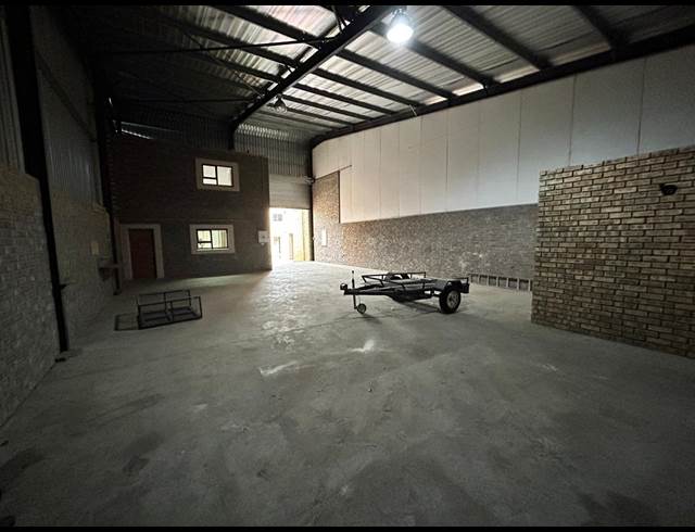 290M² WAREHOUSE TO LET IN APEX