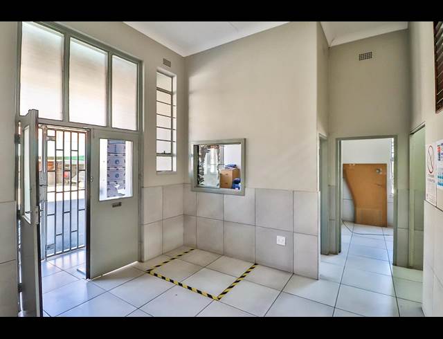 300M² BUILDING TO LET IN BOOYSENS