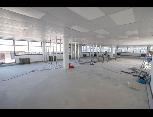 652M² SHOWROOM TO LET IN KRAMERVILLE