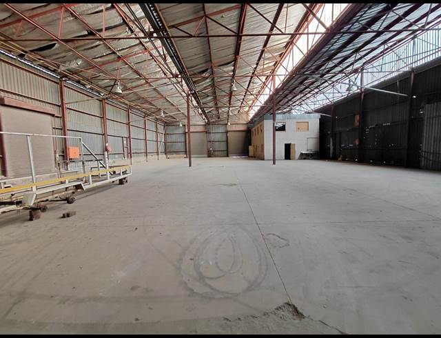 1,100M² WAREHOUSE TO LET IN CLAYVILLE