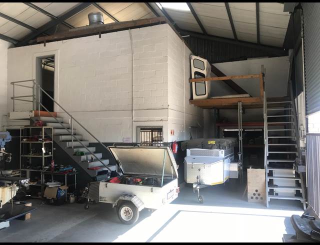 203M² WAREHOUSE TO LET IN STIKLAND INDUSTRIAL