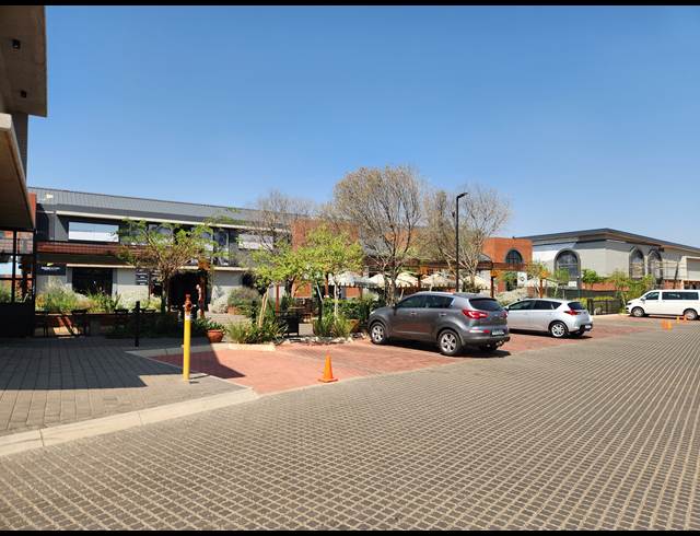 72M² SHOWROOM TO LET IN ROOIHUISKRAAL