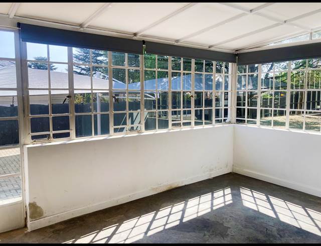 220M² OFFICE TO LET IN EMMARENTIA