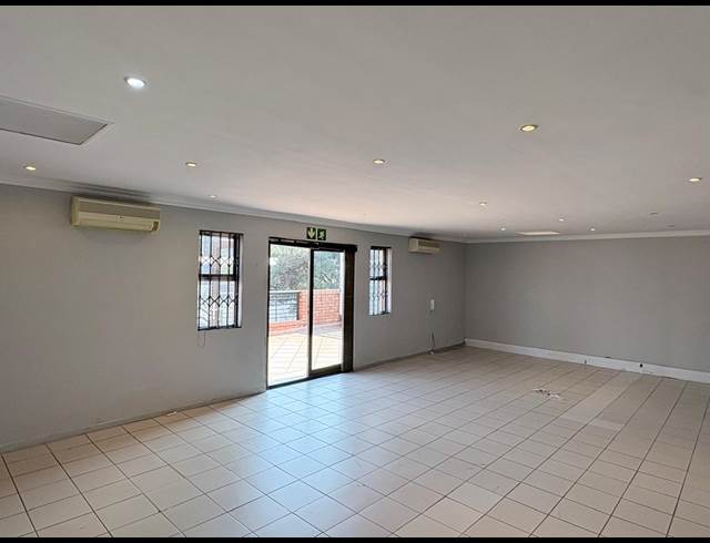 111M² OFFICE TO LET IN FOURWAYS
