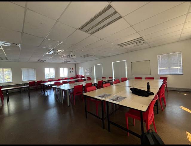 1,834M² BUILDING TO LET IN LA LUCIA RIDGE