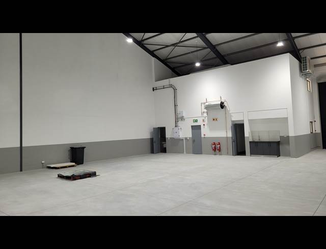 409M² WAREHOUSE TO LET IN STIKLAND INDUSTRIAL