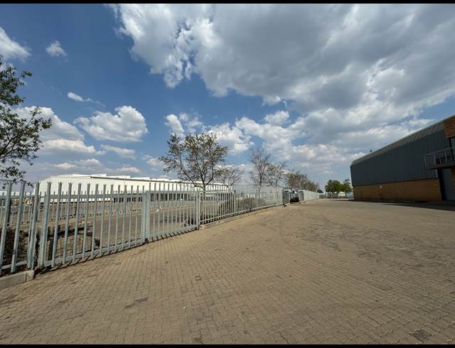 1,350M² WAREHOUSE TO LET IN JET PARK