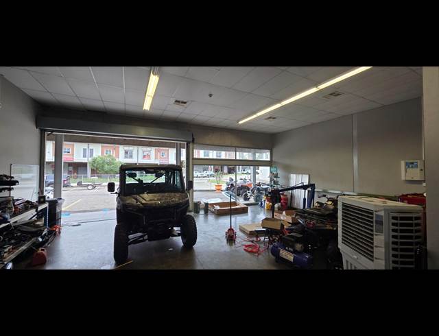 1,360M² SHOWROOM TO LET IN RIVERSIDE PARK
