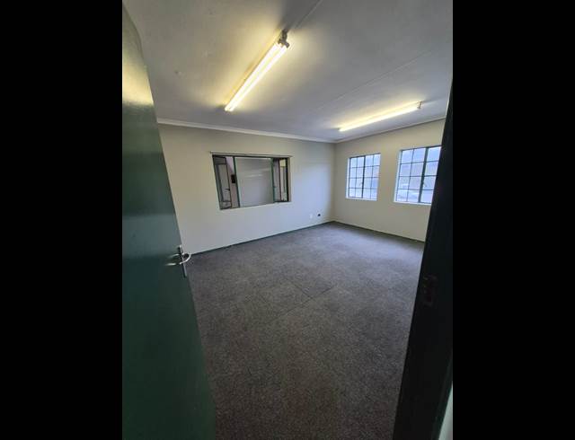 383M² WAREHOUSE TO LET IN BRIARDENE