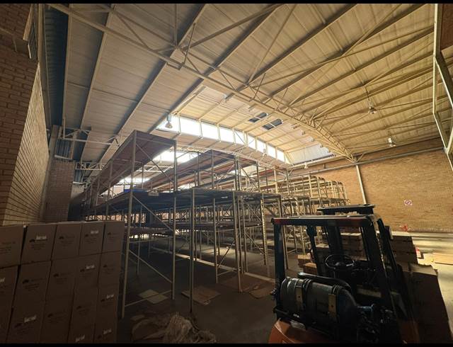 950M² WAREHOUSE TO LET IN CROWN