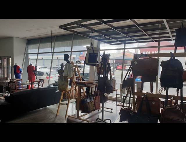 800M² SHOWROOM TO LET IN WOODSTOCK