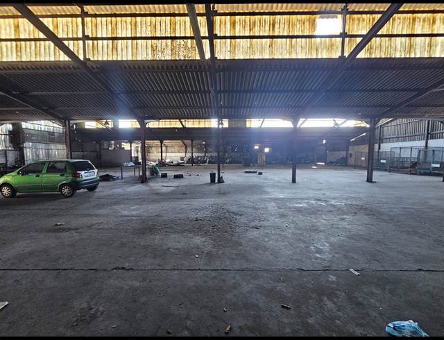 2,141M² WAREHOUSE TO LET IN STRAND CENTRAL